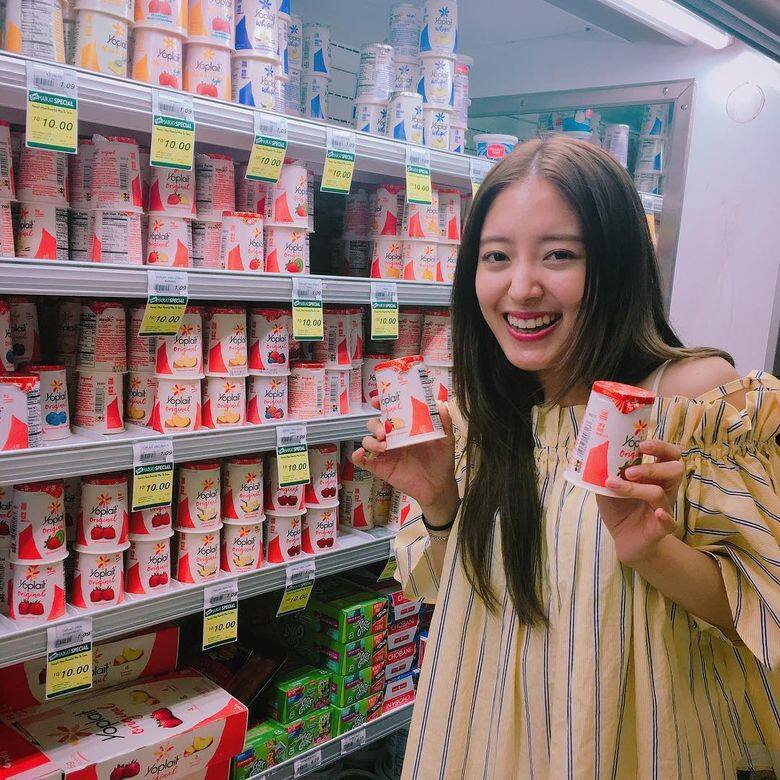 穿上黃色露肩上衣的李世榮甜美可愛,少女感馬上大增。 穿上黃色露肩上衣的李世榮甜美可愛,少女感馬上大增。