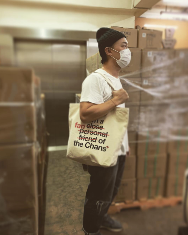除了Eason和太太徐濠縈的二手物品和私藏品外,大會亦為是次活動製作了 除了Eason和太太徐濠縈的二手物品和私藏品外,大會亦為是次活動製作了