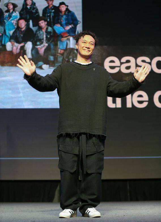 身形圓潤的Eason穿搭方面現在走淨色路線,tone on tone 的穿搭讓他有種成熟的 身形圓潤的Eason穿搭方面現在走淨色路線,tone on tone 的穿搭讓他有種成熟的