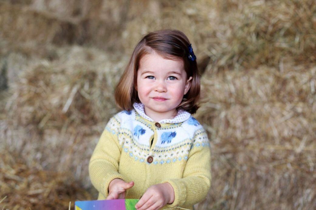 5月2日正正是這位小公主的兩歲生日，當日皇室發佈了Princess Charlotte穿著黃色