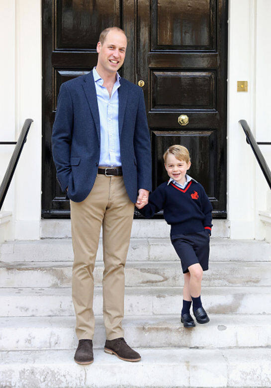 2017年9月，Prince George在爸爸Prince William的陪伴下，入讀倫敦南部的貴族小學，穿上校服