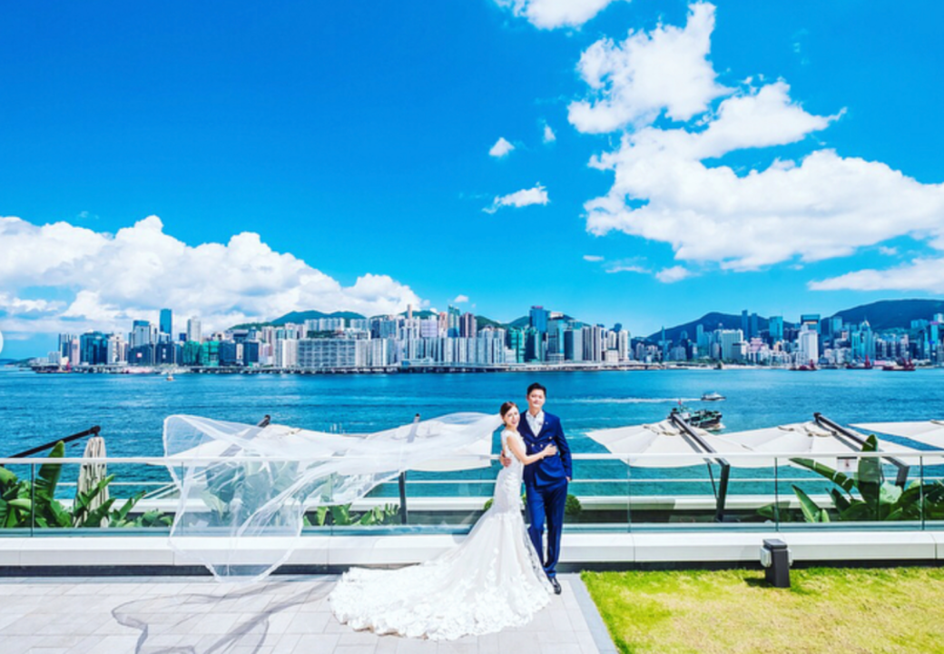 兩人早前獲婚攝公司邀請，在香港拍攝了一輯婚照，為婚禮預習！在維港景
