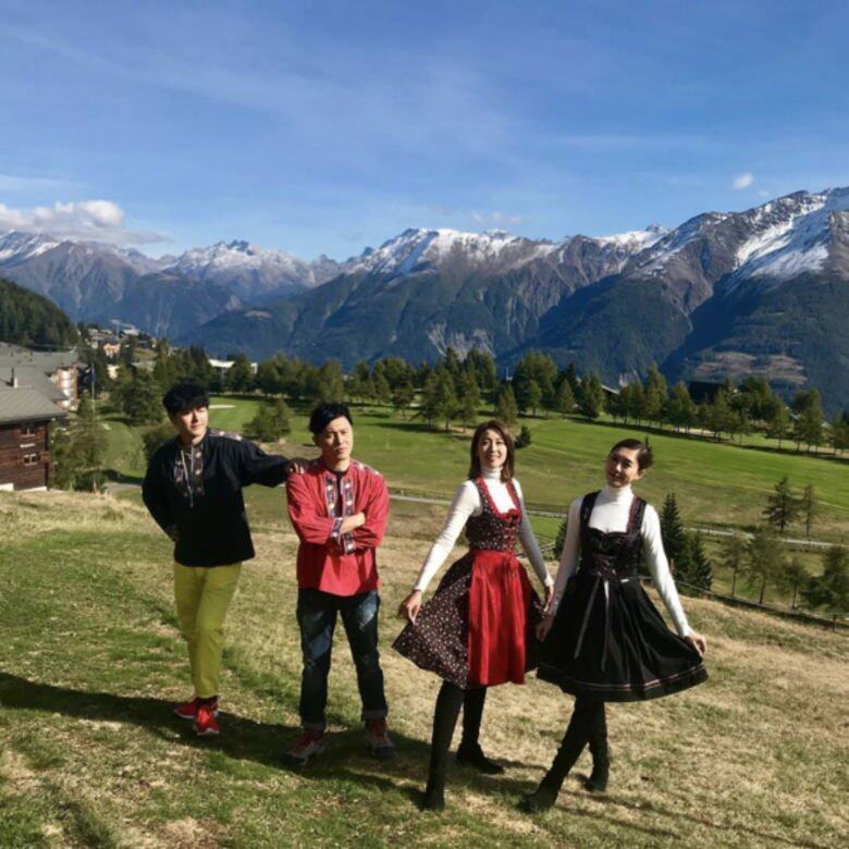 蕭正楠、曹永廉、姚子羚和胡定欣到風光如畫的瑞士山區拍攝,四人都穿上 蕭正楠、曹永廉、姚子羚和胡定欣到風光如畫的瑞士山區拍攝,四人都穿上