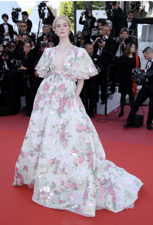 Elle Fanning美絕2019康城影展紅地毯,主競賽影片《悲慘世界》的首映紅毯上,Elle Fanning身 Elle Fanning美絕2019康城影展紅地毯,主競賽影片《悲慘世界》的首映紅毯上,Elle Fanning身