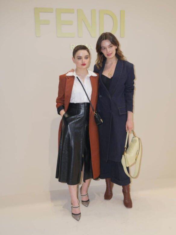 Emma Mackey開始踏上時尚路了,最新成為意牌Fendi 2019秋冬騷的座上客,大褸、低胸裝 Emma Mackey開始踏上時尚路了,最新成為意牌Fendi 2019秋冬騷的座上客,大褸、低胸裝