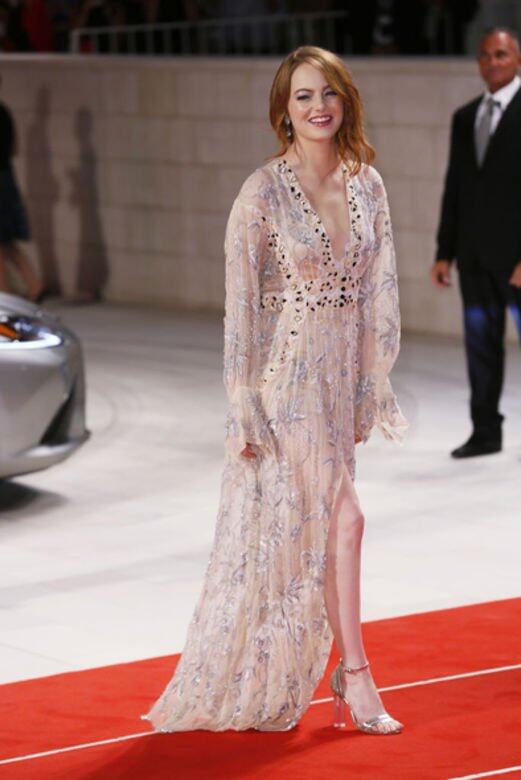 又是Louis Vuitton 2019早春系列，Emma Stone將天橋上的繡花透視外套變成低V高衩連身