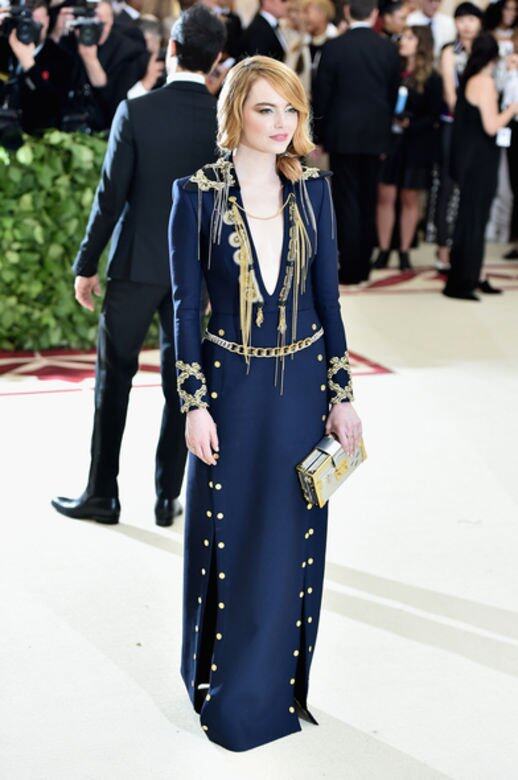 Louis Vuitton特別為出席MET Gala的Emma Stone打造軍風黃金裝飾海軍藍晚裝，是典型的低