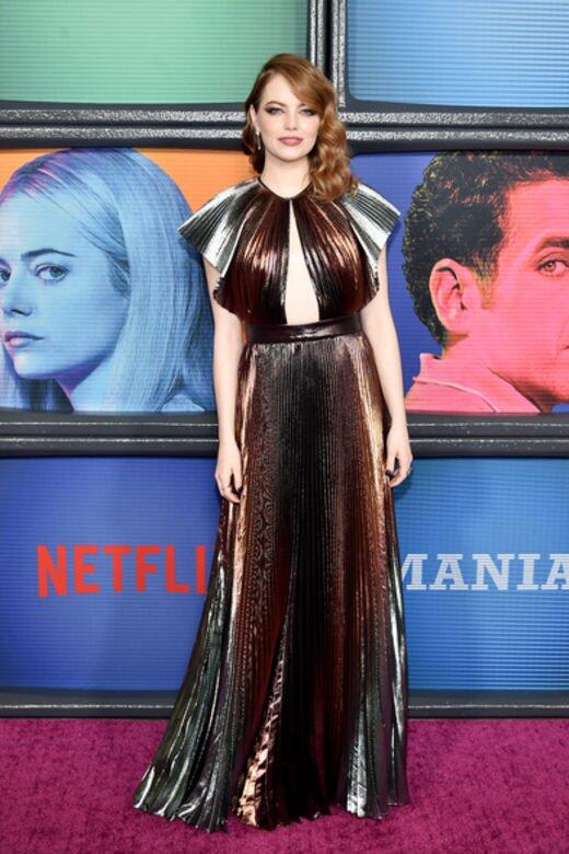 即使不穿低V，Emma Stone一樣性感，來自Givenchy 2019早春系列的金屬色百褶晚裝中門