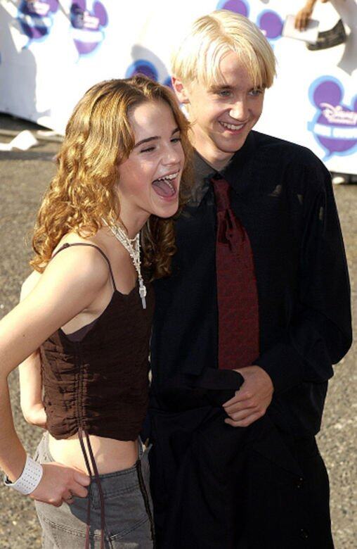 2003年 《哈利波特》拍檔Tom Felton 13歲的Emma Watson可算是情竇初開,在造型與喜愛的另 2003年 《哈利波特》拍檔Tom Felton 13歲的Emma Watson可算是情竇初開,在造型與喜愛的另