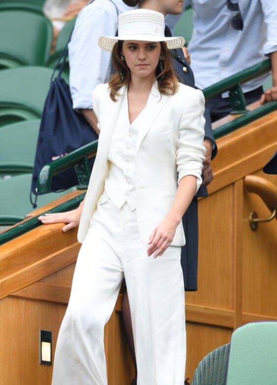 2018年 《吉列合唱團》男星Chord Overstreet 重視女權的Emma Watson穿上知性白色西裝，一派女強