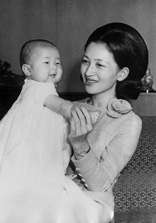 美智子破格地以平民身分嫁入日本皇室，連照顧小孩也破格地拒用乳母