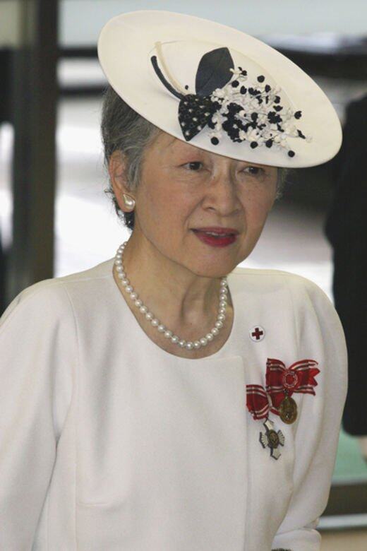 柔和地強調肩線的圓膊設計已經成為美智子皇后的標記，水滴形珍珠耳
