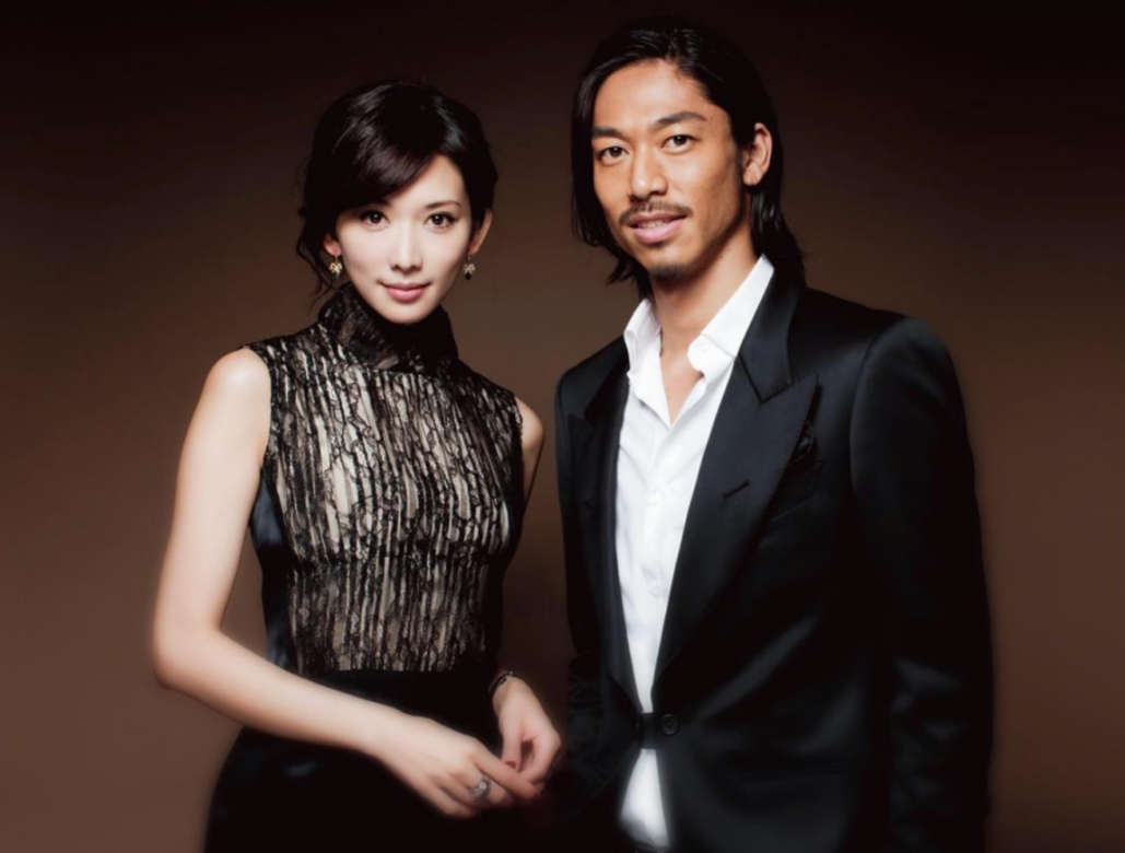 AKIRA發佈了一張與太太林志玲的合照，公佈婚訊。照片中林志玲穿上黑色喱
