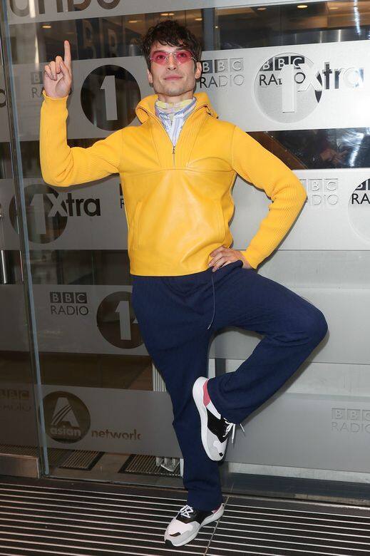 Ezra Miller 這身「三原色造型」十分有趣 Ezra Miller 這身「三原色造型」十分有趣