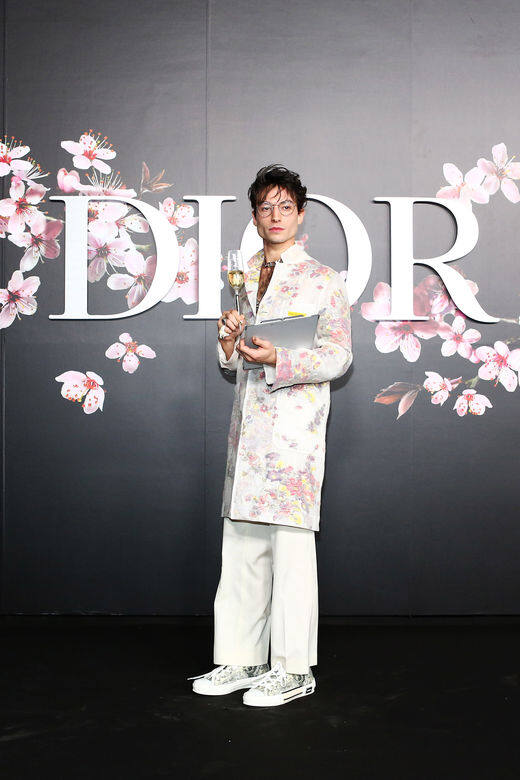 最近 Ezra Miller 出席 Dior 時裝騷時的穿搭蓋過所有人的光芒 最近 Ezra Miller 出席 Dior 時裝騷時的穿搭蓋過所有人的光芒
