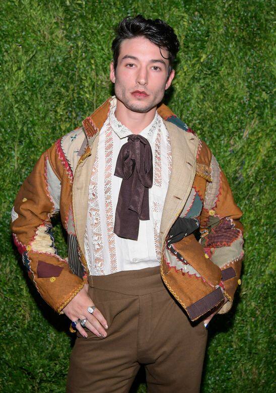 現實中的 Ezra Miller 絕對不是一個內向陰沉的人 現實中的 Ezra Miller 絕對不是一個內向陰沉的人