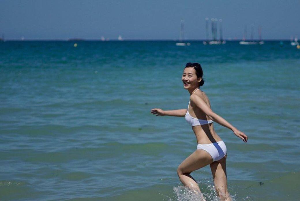 女神連泳衣都選擇白色比堅尼,清純與性感兩不誤。 女神連泳衣都選擇白色比堅尼,清純與性感兩不誤。
