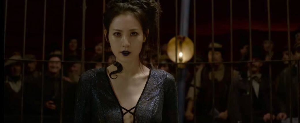 在預告截圖中，秀賢飾演「娜吉妮」，穿上一身仿似蛇皮的緊身低胸連身衣，配