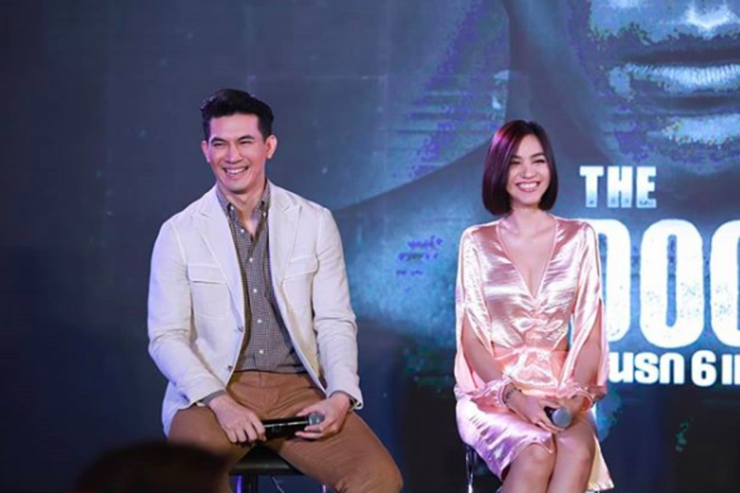 在戲中,Grace和型男演員Theeradeth Wongpuapan合演情 侶,在乾涸的六米深泳池中,Theerdeth半裸上身 在戲中,Grace和型男演員Theeradeth Wongpuapan合演情 侶,在乾涸的六米深泳池中,Theerdeth半裸上身