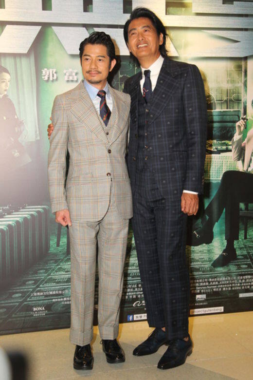 發哥與郭富城齊穿格紋三件頭西裝,63歲的發哥寶刀未老,西裝額外飾有 發哥與郭富城齊穿格紋三件頭西裝,63歲的發哥寶刀未老,西裝額外飾有