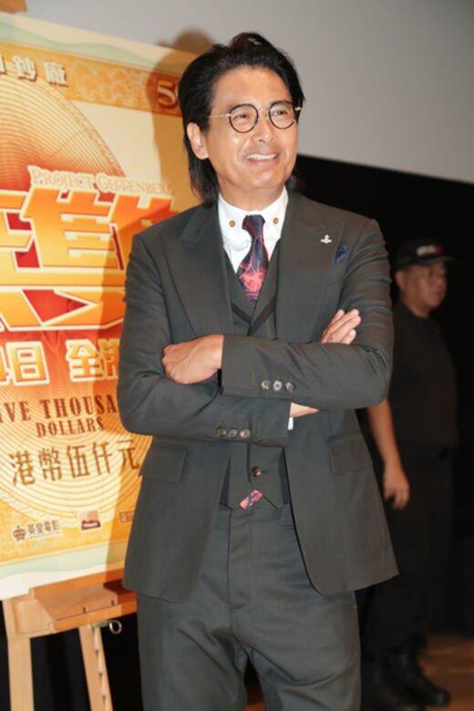 發哥花在西裝的心思可不少,這身Vivienne Westwood三件頭西裝飾有鐵鏈鈕扣,造型復 發哥花在西裝的心思可不少,這身Vivienne Westwood三件頭西裝飾有鐵鏈鈕扣,造型復
