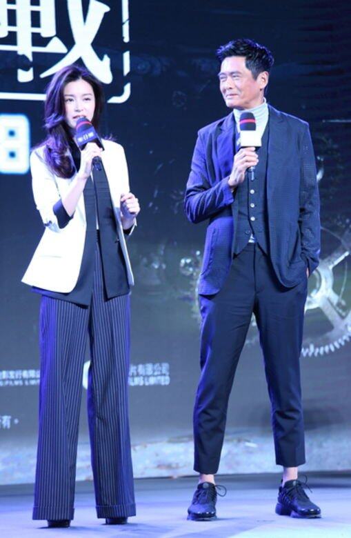 三件頭西裝不一定公式化地內搭恤衫,發哥改襯白色樽領上衣,遊走於smart 三件頭西裝不一定公式化地內搭恤衫,發哥改襯白色樽領上衣,遊走於smart