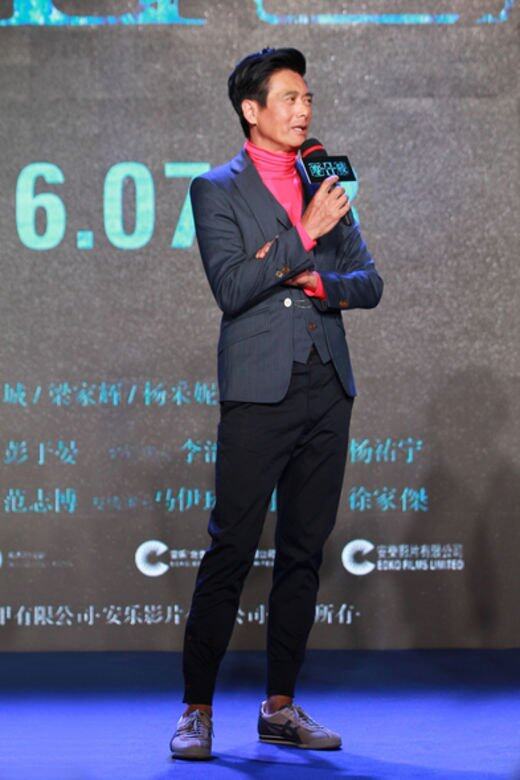 同一模式的西裝褸內搭馬甲、樽領上衣,樽領衫以花俏桃紅取代白色基調 同一模式的西裝褸內搭馬甲、樽領上衣,樽領衫以花俏桃紅取代白色基調