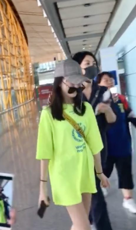 後來李嫣站在王菲附近一起過關,她戴上了帽子和墨鏡,而她戴墨鏡的方 後來李嫣站在王菲附近一起過關,她戴上了帽子和墨鏡,而她戴墨鏡的方