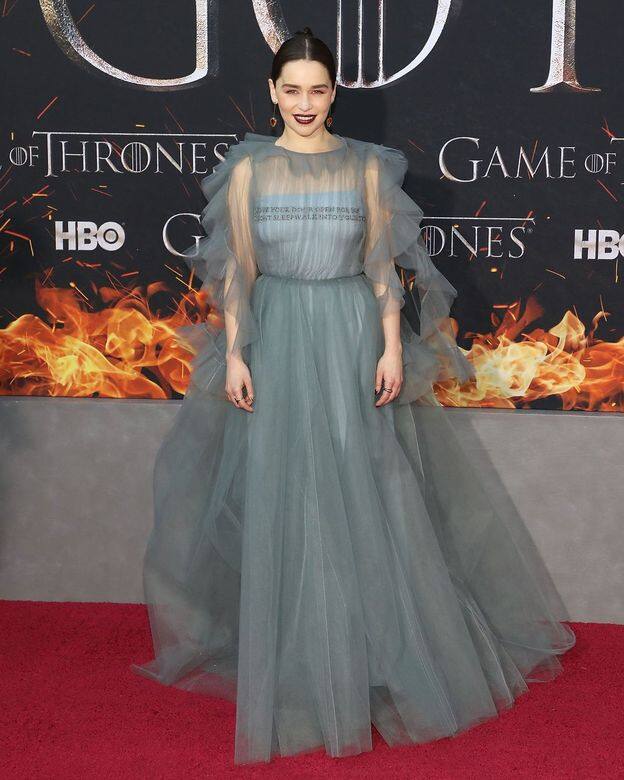 《權力遊戲》(Game of Thrones)Emilia Clarke 「龍母」Daenerys Targaryen穿上華麗荷葉邊飾晚裝出席。 《權力遊戲》(Game of Thrones)Emilia Clarke 「龍母」Daenerys Targaryen穿上華麗荷葉邊飾晚裝出席。