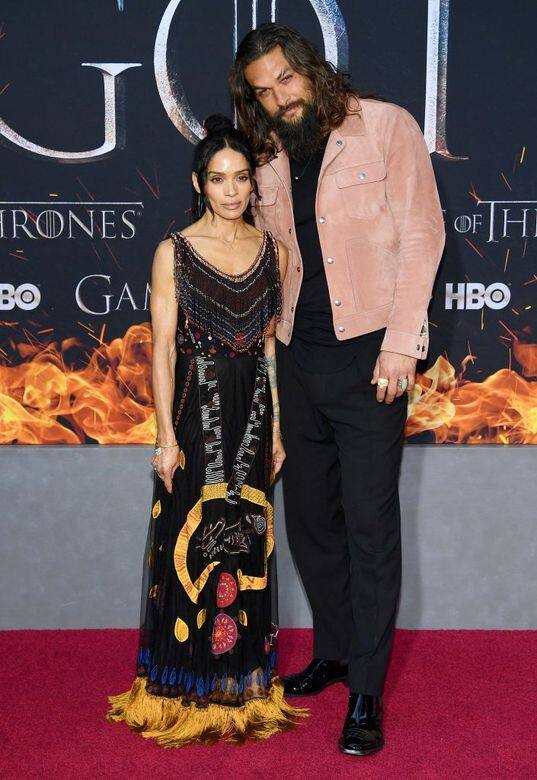 《權力遊戲》(Game of Thrones)Jason Momoa與Lisa Bonet 劇中飾演馬王的Khal Drogo與現實中老婆Lisa 《權力遊戲》(Game of Thrones)Jason Momoa與Lisa Bonet 劇中飾演馬王的Khal Drogo與現實中老婆Lisa