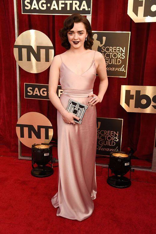 從第一季至第八季追看的劇迷都親眼看著Maisie Williams的長大,穿上Charlie Brear的粉裸 從第一季至第八季追看的劇迷都親眼看著Maisie Williams的長大,穿上Charlie Brear的粉裸