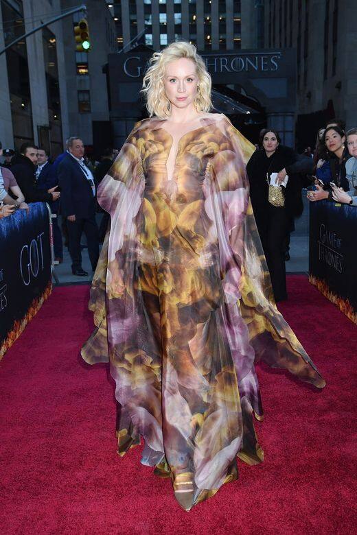 Gwendoline Christie身高有1.91公分的她在劇中飾演女戰士一角,穿著Iris Van Herpen的長裙出 Gwendoline Christie身高有1.91公分的她在劇中飾演女戰士一角,穿著Iris Van Herpen的長裙出