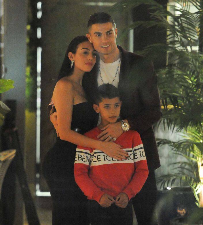 2018年11月14日,C朗與Georgina Rodriguez、兒子在英國倫敦一家餐廳用餐,一家三口合影 2018年11月14日,C朗與Georgina Rodriguez、兒子在英國倫敦一家餐廳用餐,一家三口合影