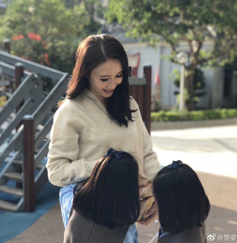 生日出遊與女兒父母同框!48歲黎姿的凍齡時尚美 生日出遊與女兒父母同框!48歲黎姿的凍齡時尚美