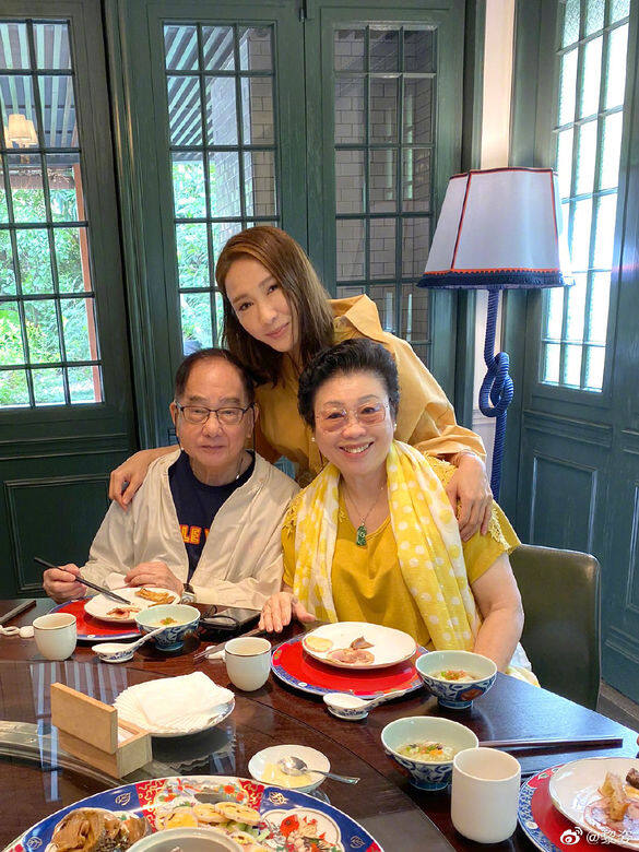 生日出遊與女兒父母同框!48歲黎姿的凍齡時尚美 生日出遊與女兒父母同框!48歲黎姿的凍齡時尚美