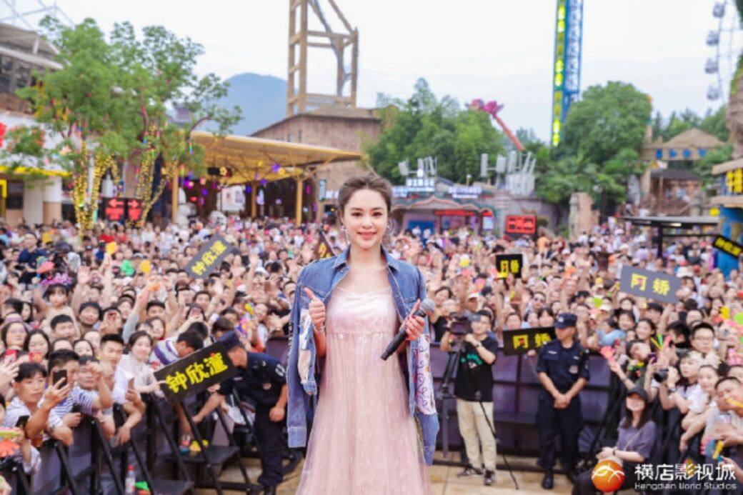 橫店出席活動當天,阿嬌選了一套淺粉紅色仙女長裙,搭配街頭風牛仔外 橫店出席活動當天,阿嬌選了一套淺粉紅色仙女長裙,搭配街頭風牛仔外
