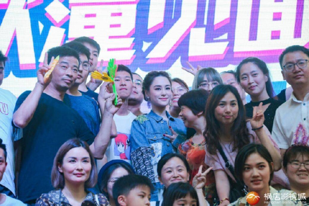 阿嬌在內地大受粉絲愛戴,完成活動後有大批民眾與她合照,而她也醒目 阿嬌在內地大受粉絲愛戴,完成活動後有大批民眾與她合照,而她也醒目