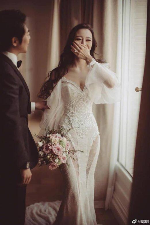 Gina Alice的婚紗都走古典奢華風格,這襲婚紗手袖以泡泡輕紗帶出少女感,而 Gina Alice的婚紗都走古典奢華風格,這襲婚紗手袖以泡泡輕紗帶出少女感,而