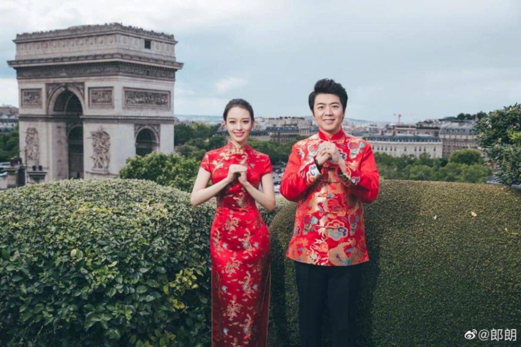 雖然太太並非中國人，是德韓混血兒，二人也有穿上紅色中國傳統禮服作