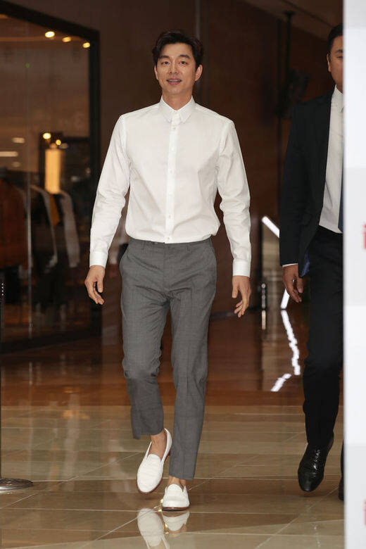 除了西裝，孔劉亦會以俐落的恤衫加西褲示人，合身的白恤衫展示出他的好身材，而且優雅程度不會比西裝套裝比下去。