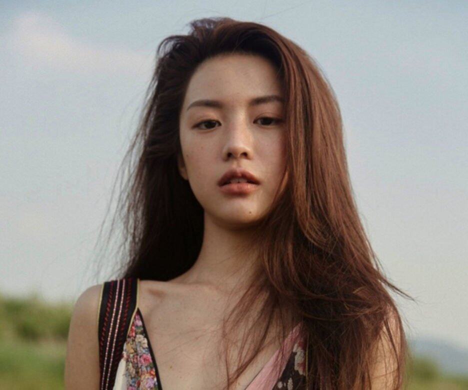 高允真憑脫俗出塵的氣質外形,成為硬照女模,在出道前早就被以報導大 高允真憑脫俗出塵的氣質外形,成為硬照女模,在出道前早就被以報導大
