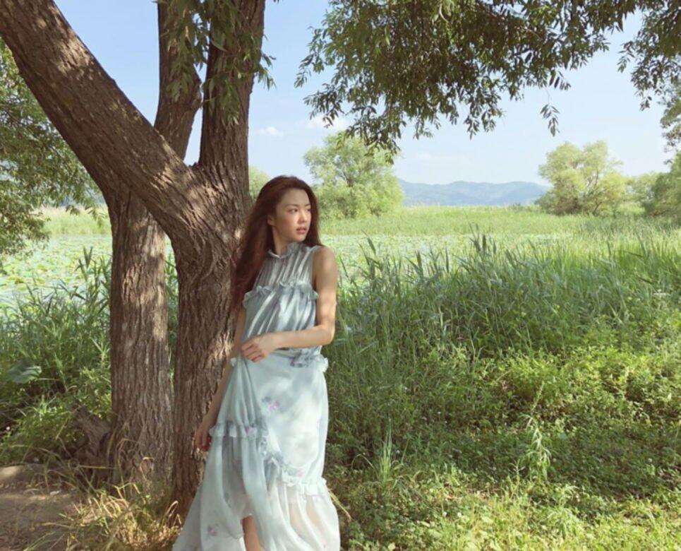 高允真間中都會穿女神風傘裙,薄荷綠色的選擇清新脫俗,配上飄逸長髮 高允真間中都會穿女神風傘裙,薄荷綠色的選擇清新脫俗,配上飄逸長髮