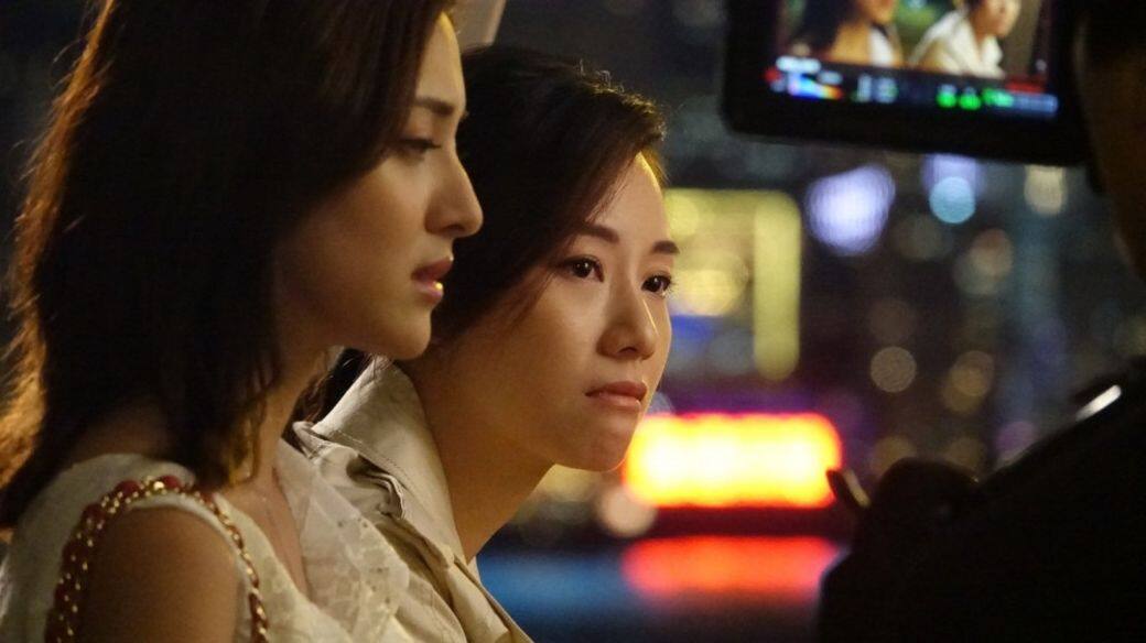 陳凱琳在新戲《起底組》飾演年輕拜金女,是鄧麗欣的妹妹,但就因她愛追名牌和炒股經常跟姐姐起爭執。 陳凱琳在新戲《起底組》飾演年輕拜金女,是鄧麗欣的妹妹,但就因她愛追名牌和炒股經常跟姐姐起爭執。