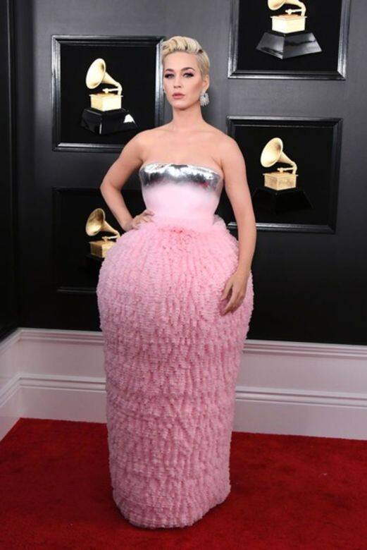 Katy Perry身穿粉紅色Balmain禮服，上身金屬性感抺胸輕露香肩，下身球型立體千層