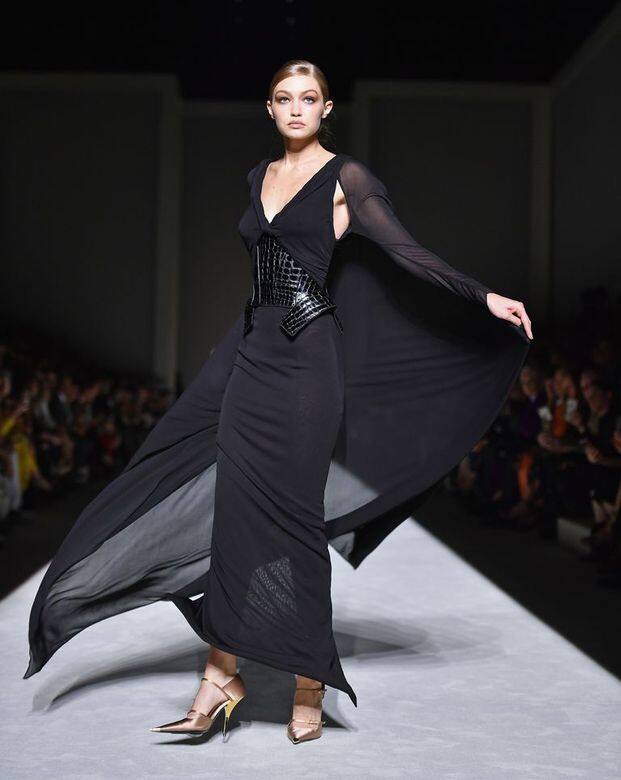 Gigi Hadid x Tom FordGigi Hadid穿上一襲黑紗晚裝並化上華麗的somky eyes，根本就是希臘女神