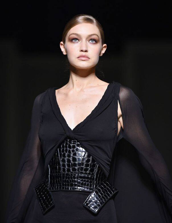 這是近年來第一次,Tom Ford只選一位來自Hadid Family的模特兒。即是說,妹妹Bella Hadid和 這是近年來第一次,Tom Ford只選一位來自Hadid Family的模特兒。即是說,妹妹Bella Hadid和