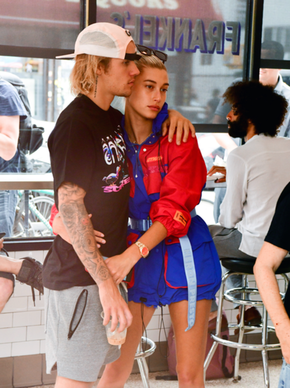 與Justin Bieber外出時,Hailey Baldwin經常穿著一整套運動裝。而身為一位模特兒,她表示會 與Justin Bieber外出時,Hailey Baldwin經常穿著一整套運動裝。而身為一位模特兒,她表示會
