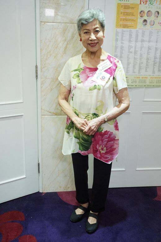 不難察覺,羅蘭姐時常穿花卉圖案的服飾和戴耳環,對打扮甚有自己一套。 不難察覺,羅蘭姐時常穿花卉圖案的服飾和戴耳環,對打扮甚有自己一套。
