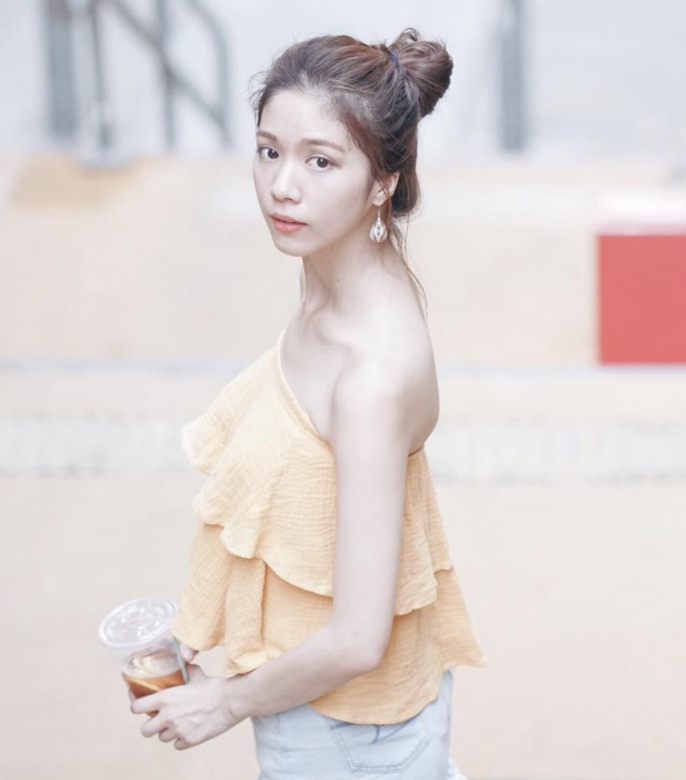 陳曉華 Hera 氣質少女風穿搭 黃色一字膊 陳曉華 Hera 氣質少女風穿搭 黃色一字膊
