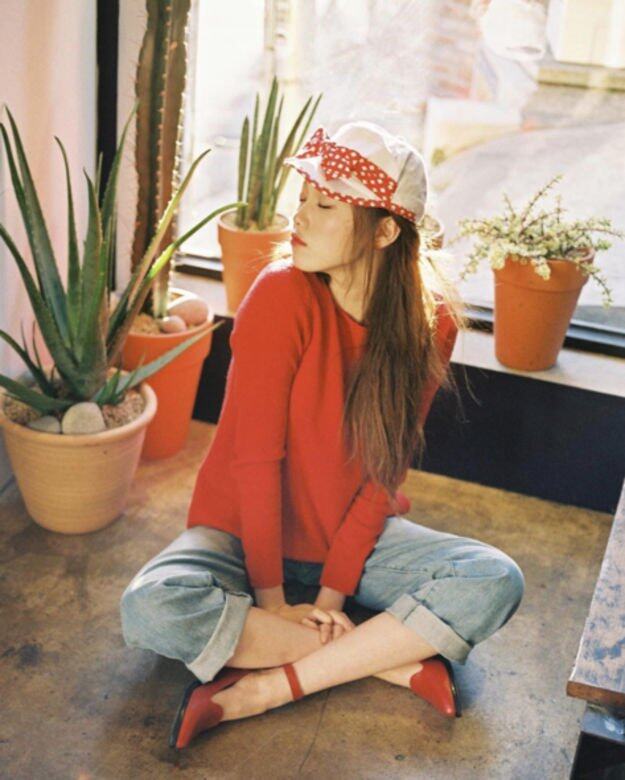 李聖經這身以紅色為主調的簡約休閒打扮,可愛又搶眼 李聖經這身以紅色為主調的簡約休閒打扮,可愛又搶眼